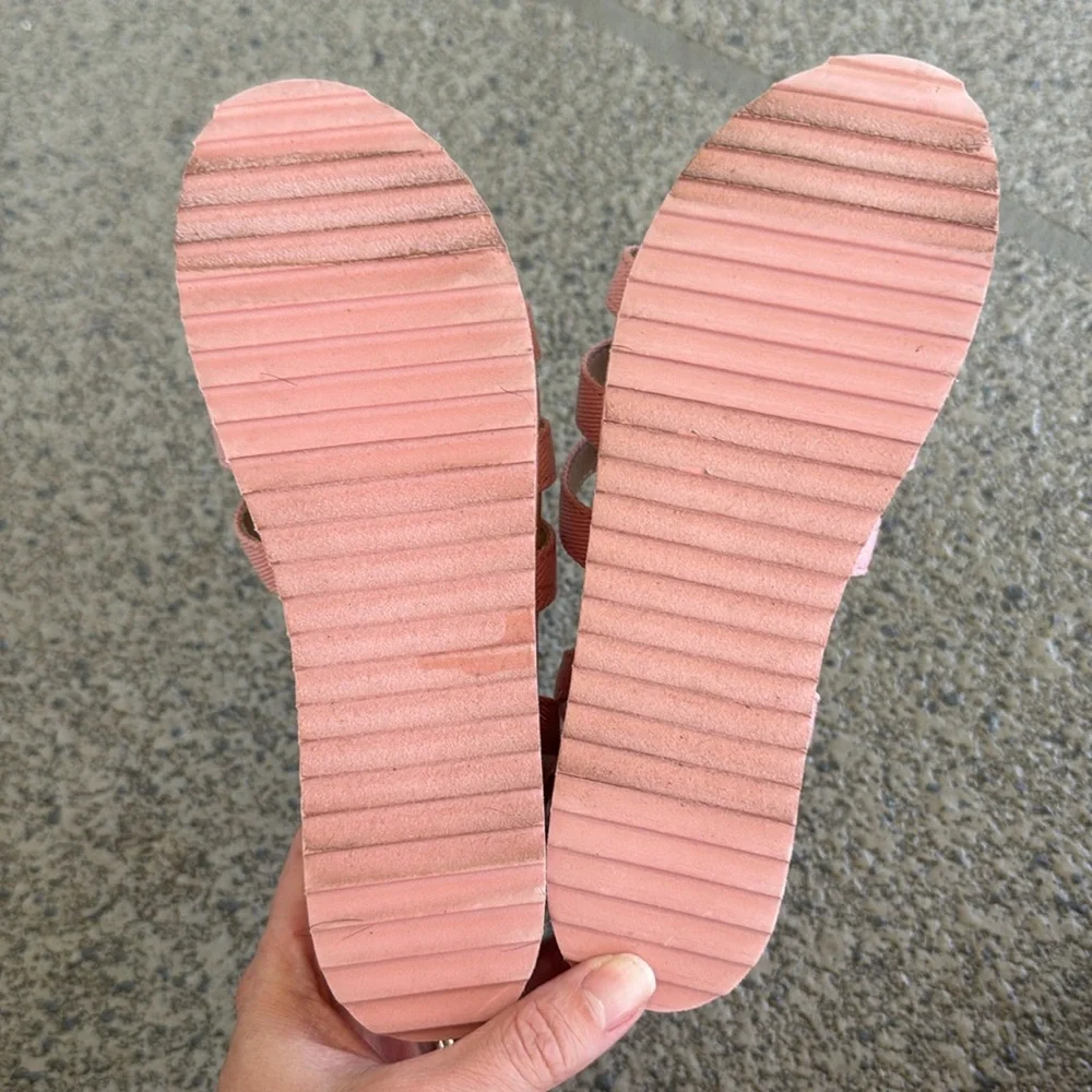 Old Navy girl’s abalone pink strappy platform sandals size 3Y